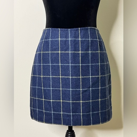 Wool blend old navy blue plaid mini skirt preppy. Size 2. Zipper back. EUC - Picture 2 of 6